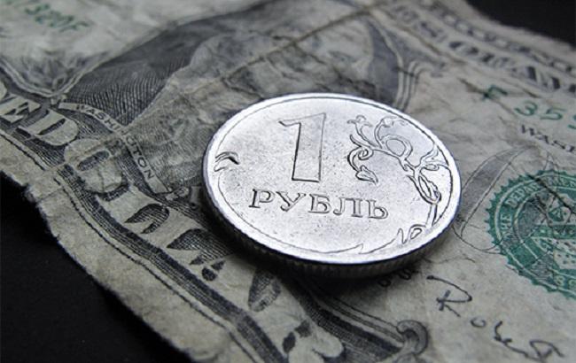 Аналитики связали падение рубля с заявлением Порошенко о вторжении РФ