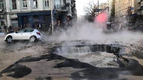 Прорыв трубы в центре Киева: проезд транспорта ограничили