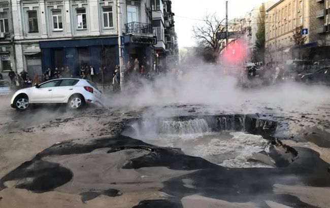 Прорив труби в центрі Києва: проїзд транспорту обмежили
