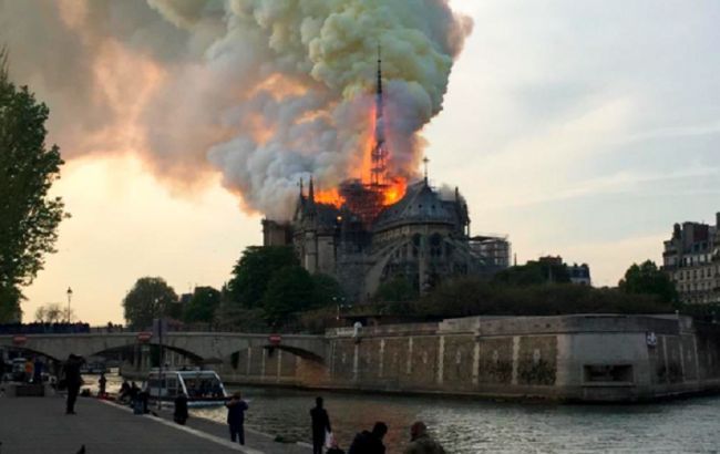 Появилось видео пожара внутри собора Нотр-Дам де Пари