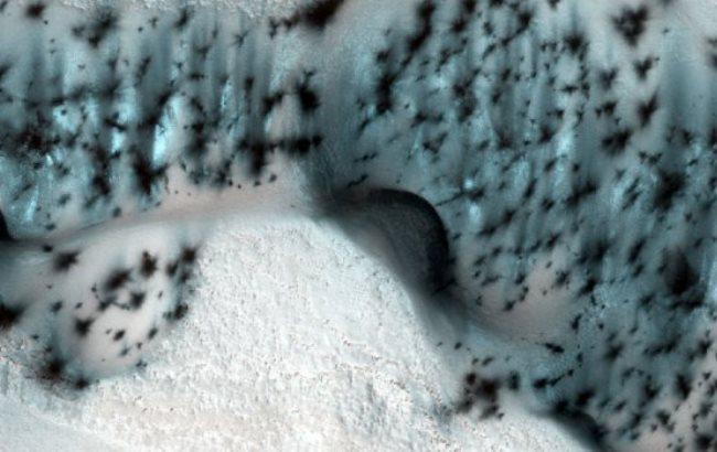 NASA показало сніг на Марсі
