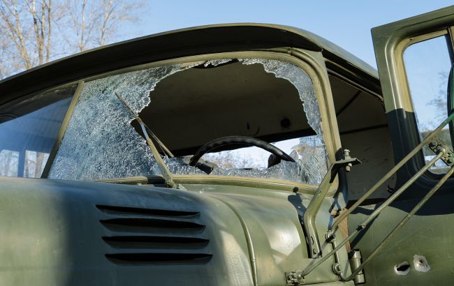 На Донбассе боевики подбили военный автомобиль ракетой, есть пострадавшие