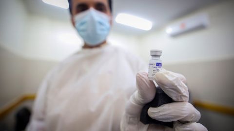 Как COVID-вакцинация возвращает страны к нормальной жизни