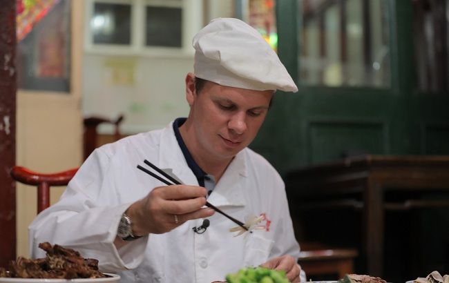 Поїдання жаб і сала: Дмитро Комаров поділився враженнями від китайської кухні