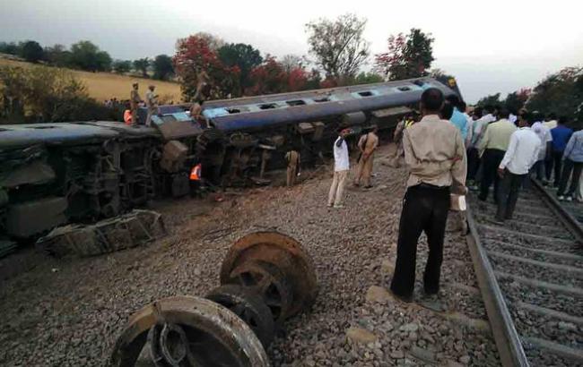 В Индии сошел с рельсов пассажирский поезд, 25 человек ранены