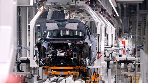 Німецький автопром чекають темні часи: через електромобілі можуть звільнити сотні тисяч людей