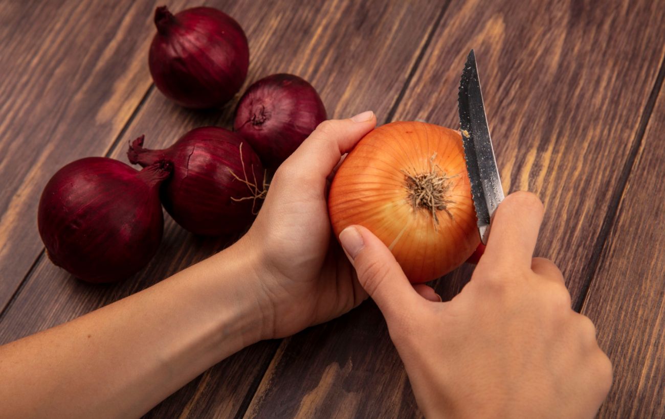 Не викидайте цибулеве лушпиння: ось чим воно корисне