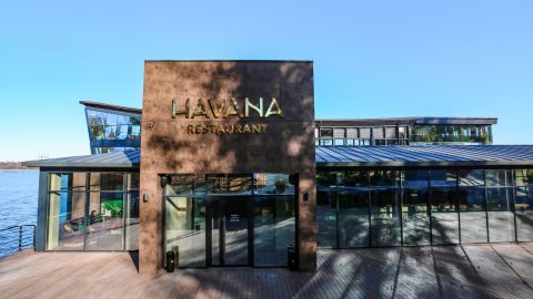 У Києві поліція закрила ресторан, співробітник закладу вдарив журналіста