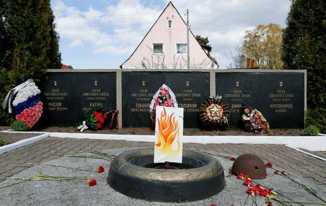 Вічний, але недовговічний: в Росії вогонь військового меморіалу замінили на картонний муляж