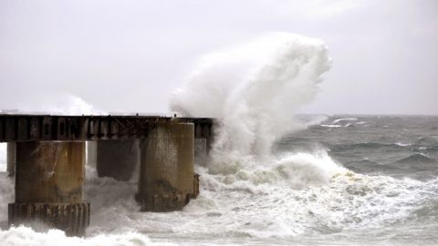 Сильний вітер та високі хвилі: на Чорне та Азовське моря насувається шторм
