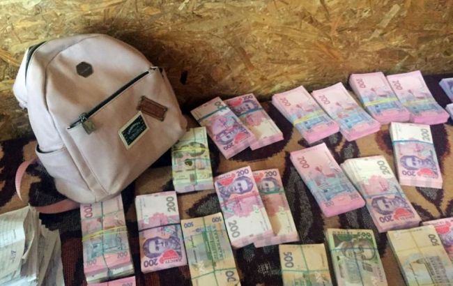 На КПВВ на Донбасі затримали громадян, які намагалися перемістити 600 тис. гривень