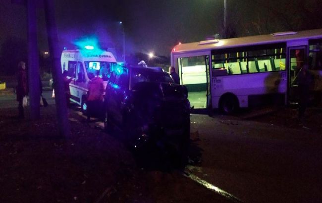 У Черкасах маршрутка зіткнулася з позашляховиком, є постраждалі