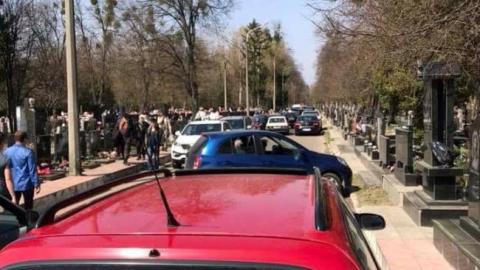 "Їздять по трасі": мережу обурило масове скупчення автохамів на кладовищі в Києві (фото)