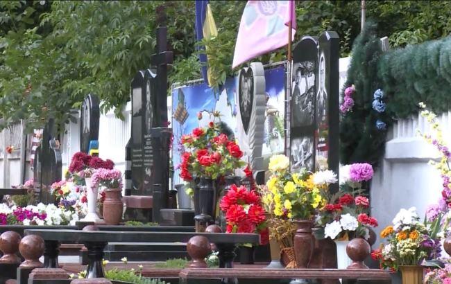 У Вінниці затримали жінку, яка безсоромно крала квіти з могил бійців АТО