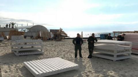 В Одесі бульдозером знесли лежаки і барні стійки на пляжі (фото і відео)