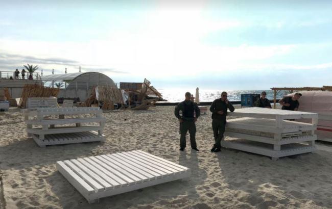 В Одессе бульдозером снесли лежаки и барные стойки на пляже (фото и видео)