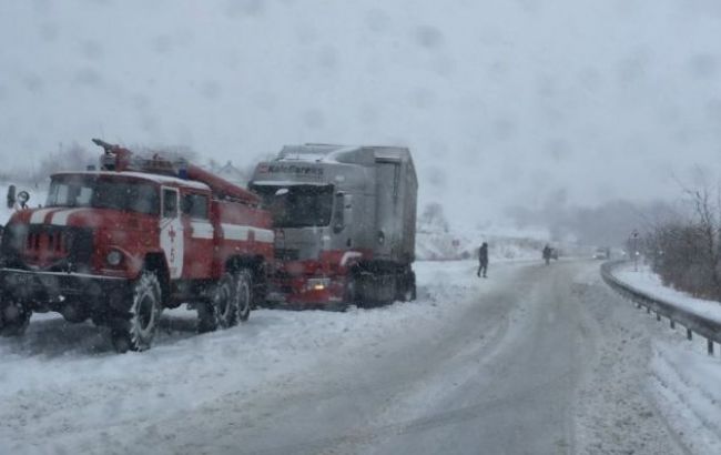 Негода в Україні: у двох областях частково ускладнено рух транспорту
