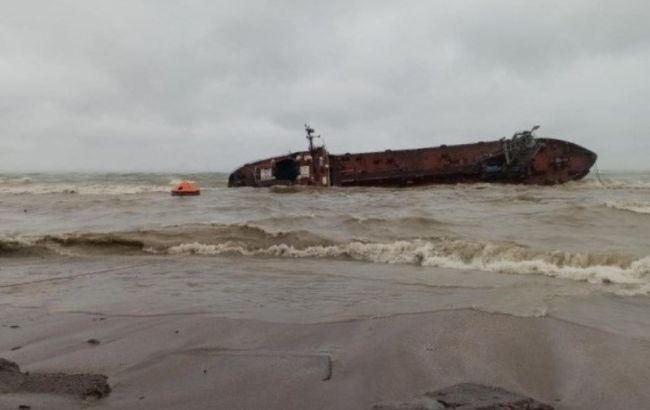 Владелец затонувшего в Одессе танкера в ближайшее время уберет его