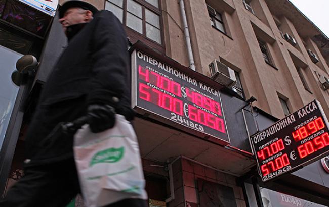 Курс євро в Росії вперше піднявся вище 60 рублів
