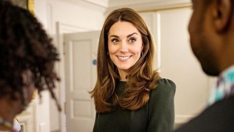 Кейт Миддлтон в лаконичном наряде от Michael Kors наведалась в лондонский роддом