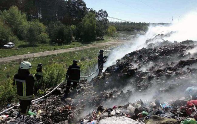 В Киевской области горит стихийная свалка