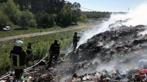 Під Рівним горить сміттєзвалище