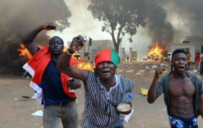 В Буркина-Фасо введено ЧП после сожжения демонстрантами парламента