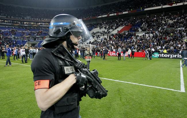 УЕФА условно дисквалифицировал "Лион" и "Бешикташ" из-за поведения фанатов