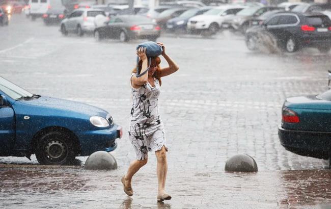 Синоптики попереджають про дощі та грози в Україні