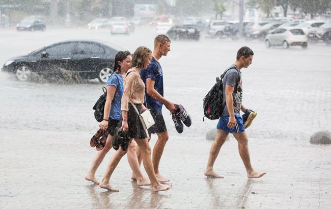 Завтра в Україні очікуються грозові дощі, пориви вітру та шквали