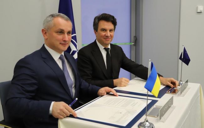 Украина подписала обновленную редакцию дорожной карты Украина-НАТО