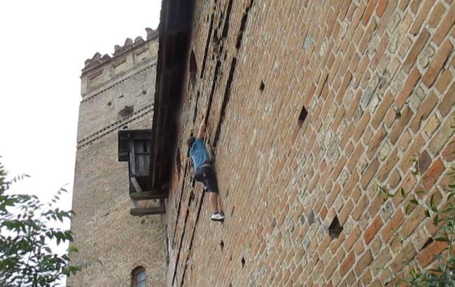 Экстремал из Луцка менее чем за минуту забрался по стене на замок Любарта