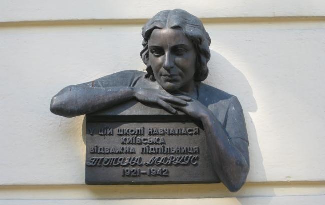 Акт вандализма: в Киеве украли мемориальную доску Героя Украины