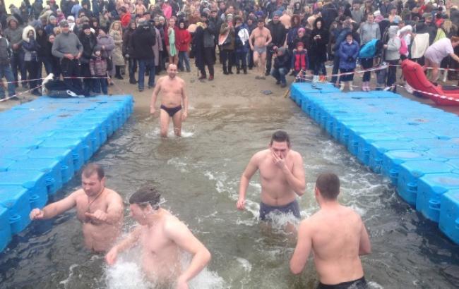 В Киеве на Оболони около 300 человек приняли участие в крещенских купаниях