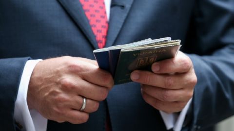 В Івано-Франківській області викрили трьох посадовців на подвійному громадянстві