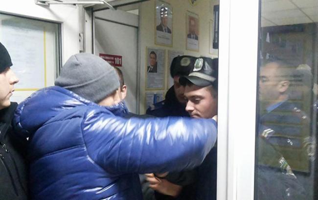 Задержанный при попытке бросить коктейль Молотова в киевский магазин Roshen помещен в СИЗО