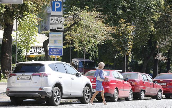 На двух улицах в центре Киева запретили парковать автомобили