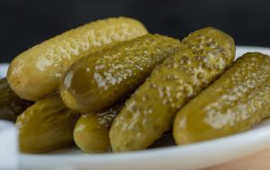 Чи допомагають солоні огірки схуднути: пояснюємо простими словами