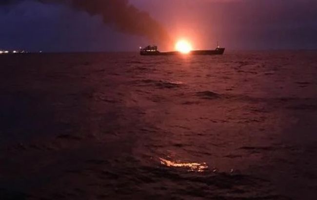 Опубліковано відео пожежі суден у Керченській протоці