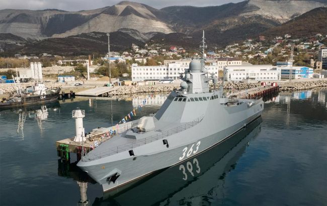 Россия устанавливает баржи для защиты флота в Черном море, - разведка Британии