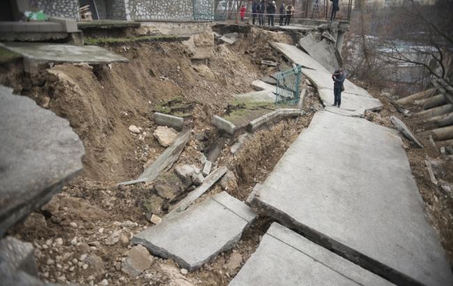 В Киеве обвалился фасад жилого дома