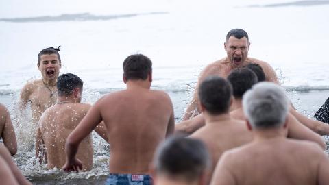 Хрещення 2018: Кличко разом з главами районів Києва викупався в Дніпрі