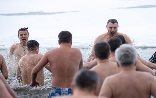 Хрещення 2018: Кличко разом з главами районів Києва викупався в Дніпрі