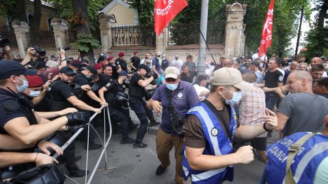 Акция ЛГБТ под Офисом президента: снова произошли столкновения
