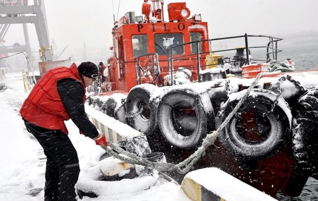 Туман и снег парализовали работу портов в Одессе и Мариуполе