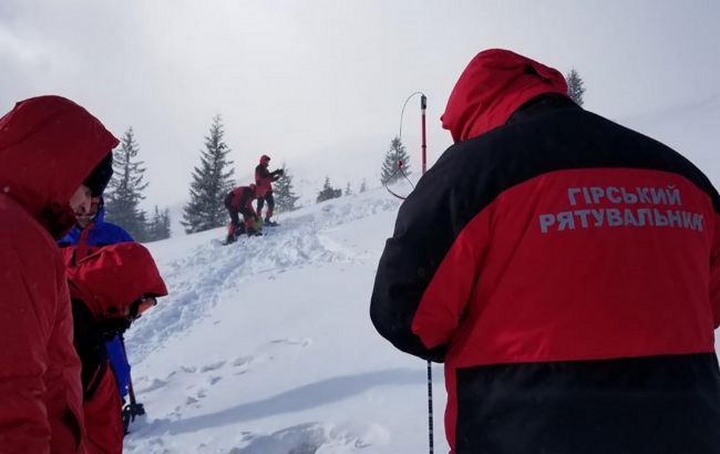 "Спасатели должны еще откопаться". Наблюдательный пост в Карпатах замело снегом: видео