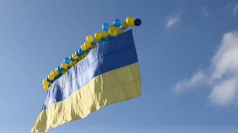 В сторону окупованої Горлівки запустили величезний український прапор