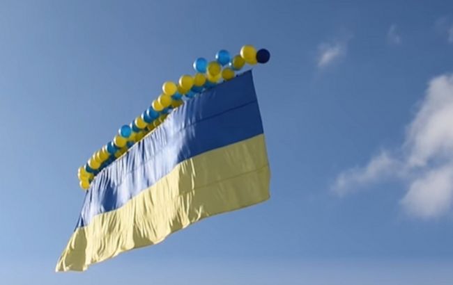 В сторону оккупированной Горловки запустили огромный украинский флаг
