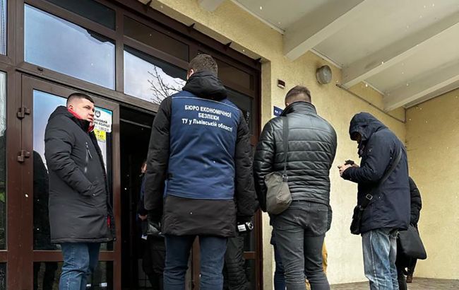 БЭБ проводит обыски на табачной фабрике во Львовской области: что известно