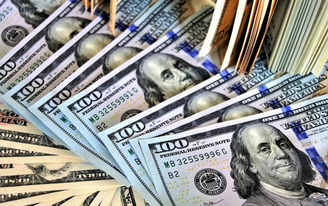 НБУ снизил официальный курс доллара до минимума с марта прошлого года